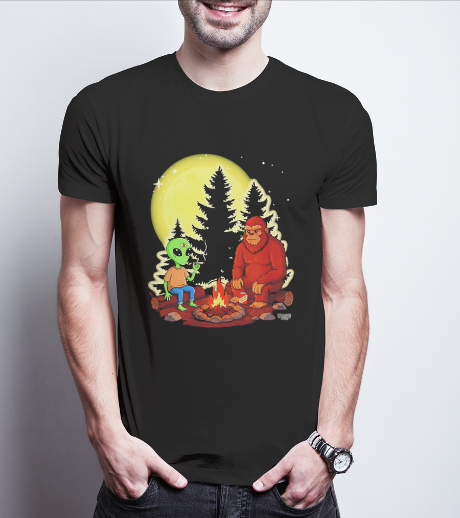 Bigfoot And Alien Campfire Night Under Full Moon T-Shirt