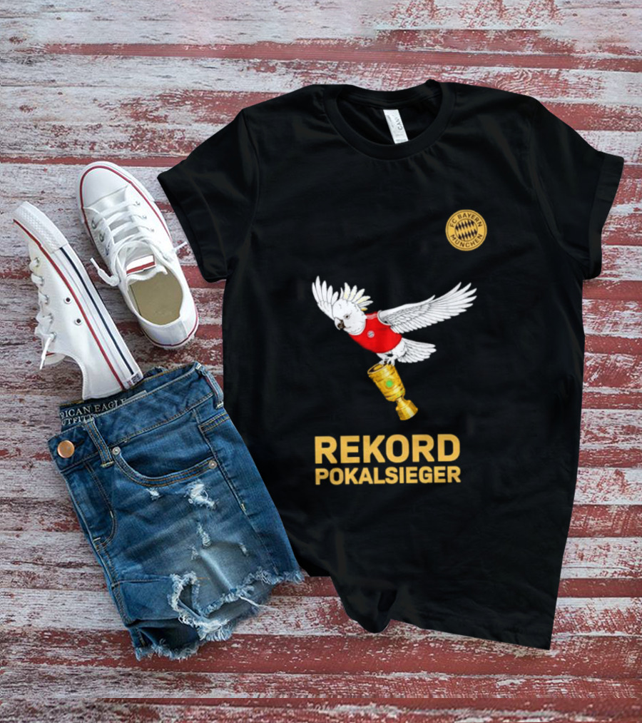 FC Bayern Munchen Rekord Pokalsieger Cockatoo With Trophy T-Shirt