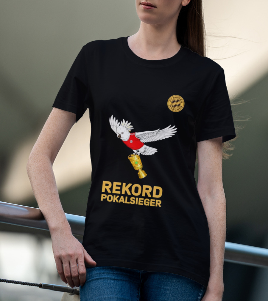 FC Bayern Munchen Rekord Pokalsieger Cockatoo With Trophy T-Shirt