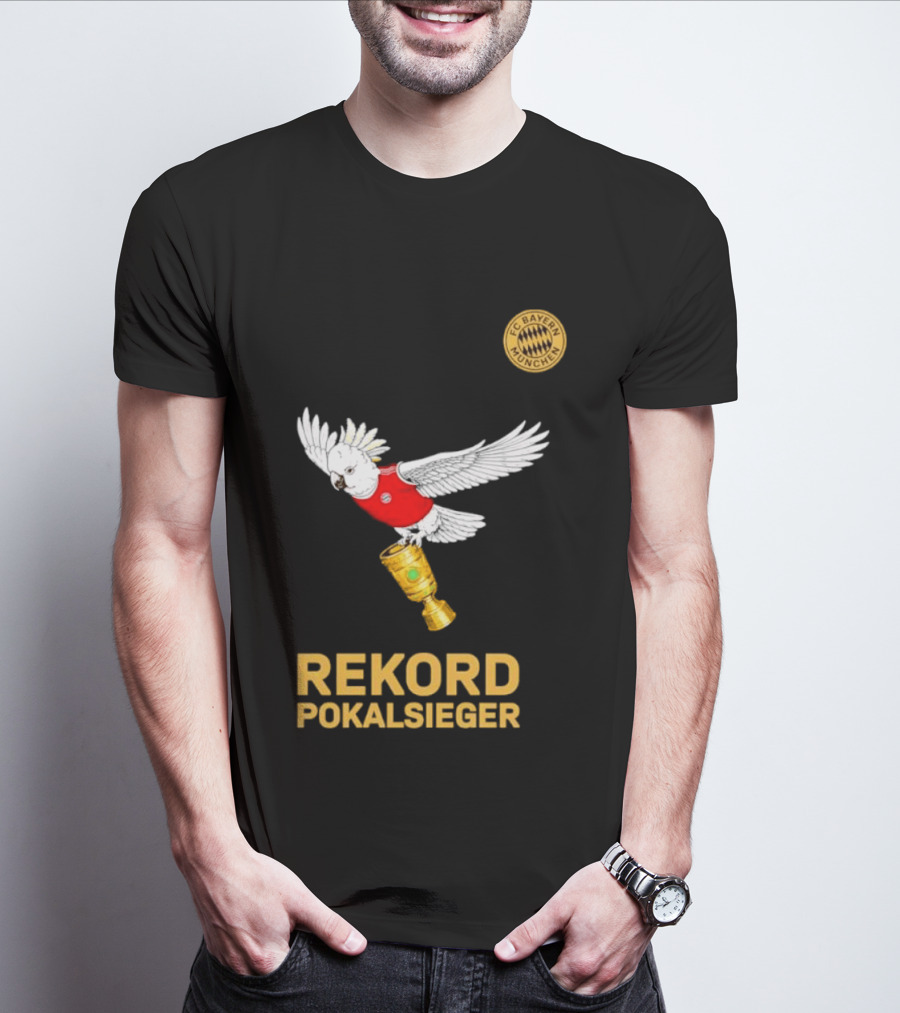 FC Bayern Munchen Rekord Pokalsieger Cockatoo With Trophy T-Shirt