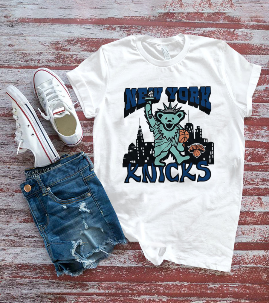 New York Knicks Bear Statue Of Liberty Basketball Skyline T-Shirt