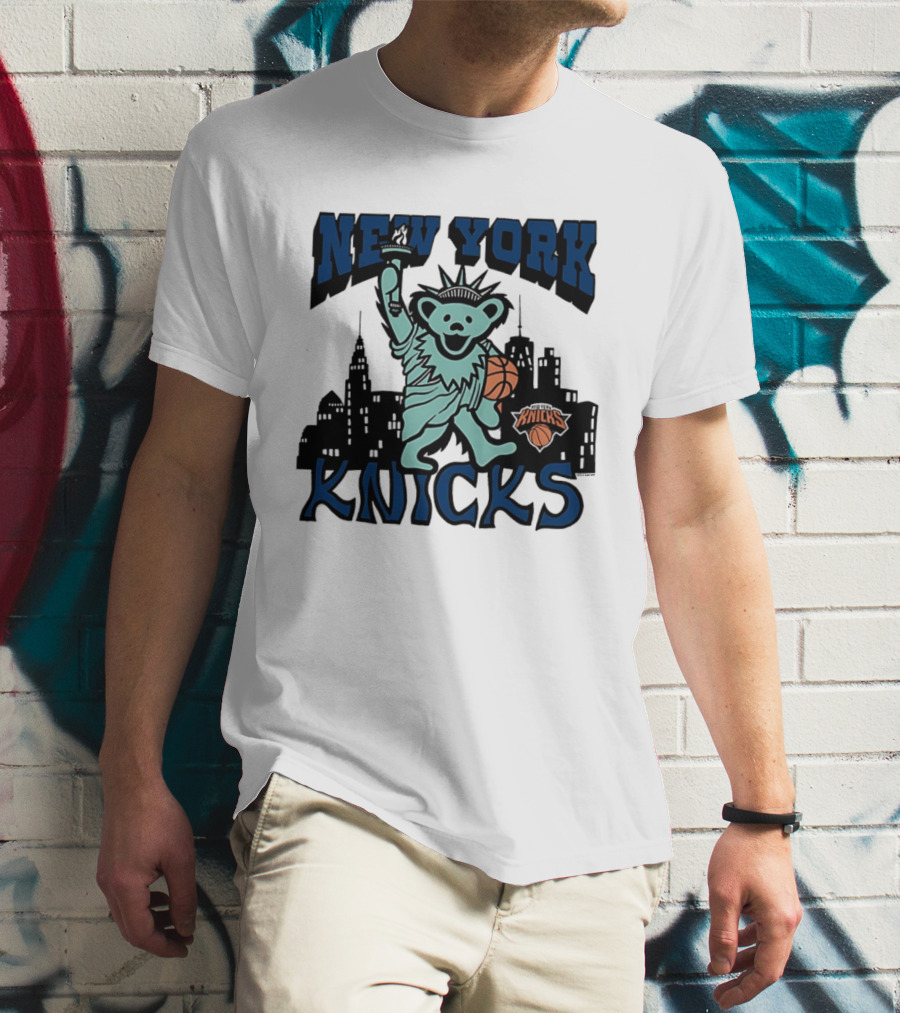 New York Knicks Bear Statue Of Liberty Basketball Skyline T-Shirt