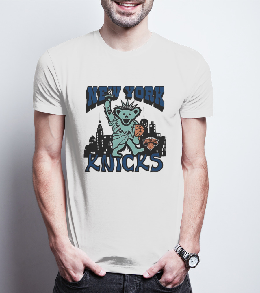 New York Knicks Bear Statue Of Liberty Basketball Skyline T-Shirt