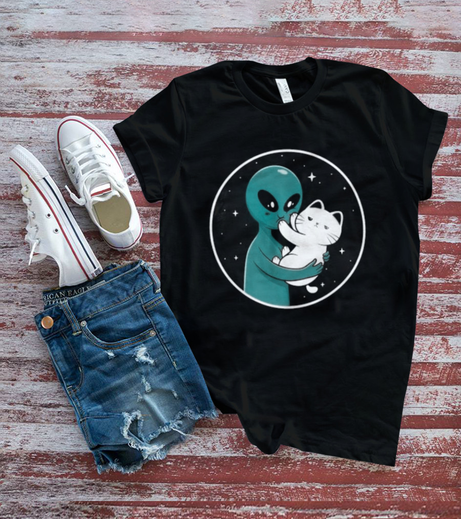 Even Aliens Love Cats Space Alien Embracing Kitty T-Shirt