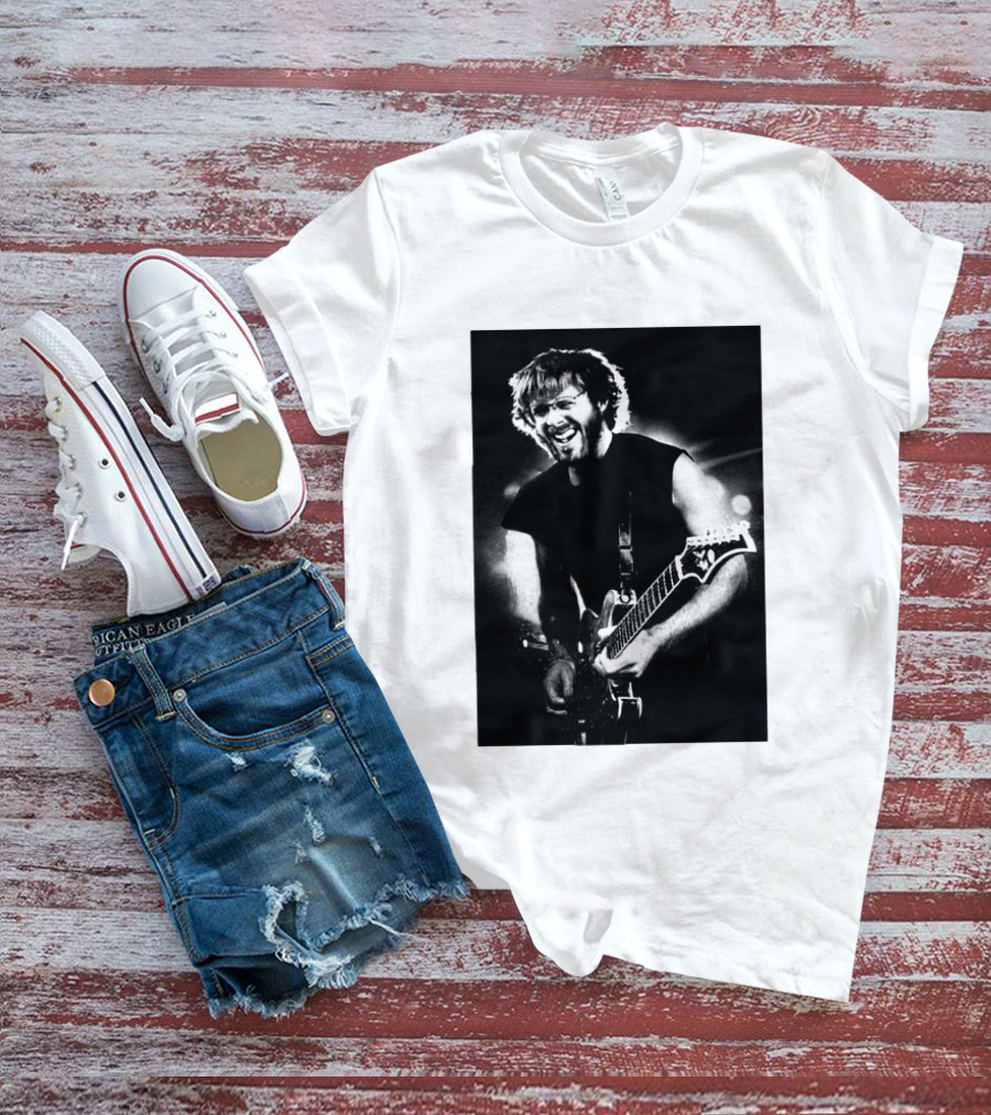 Phish Trey Anastasio Iconic Live Performance Guitarist Black And White Image T-Shirt