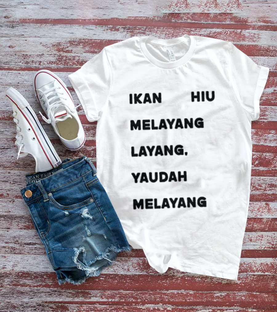 Ikan Hiu Melayang Layang Yaudah Melayang Floating Shark Trend T-Shirt