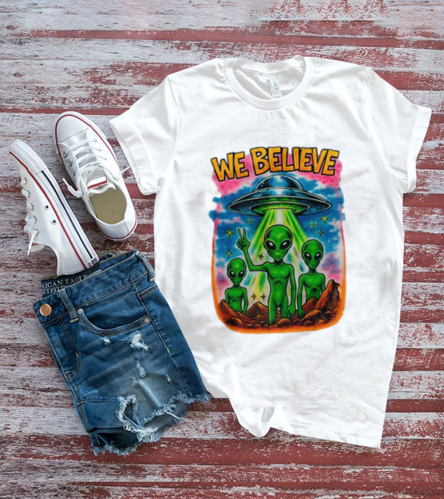 We Believe Aliens UFO Extraterrestrial Peaceful Green Aliens Stars Cosmic Scene T-Shirt