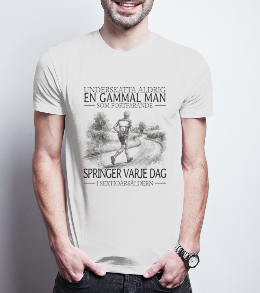 Underskatta Aldrig En Gammal Man Som Fortfarande Springer Varje Dag I Sextioårsåldern T-Shirt