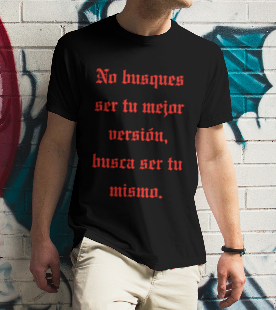 No Busques Ser Tu Mejor Versión Busca Ser Tu Mismo Frase Motivacional Texto Rojo Estilo Gótico T-Shirt