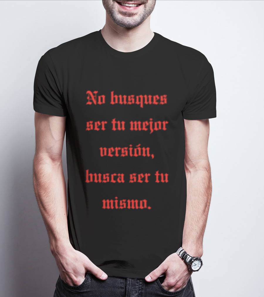 No Busques Ser Tu Mejor Versión Busca Ser Tu Mismo Frase Motivacional Texto Rojo Estilo Gótico T-Shirt