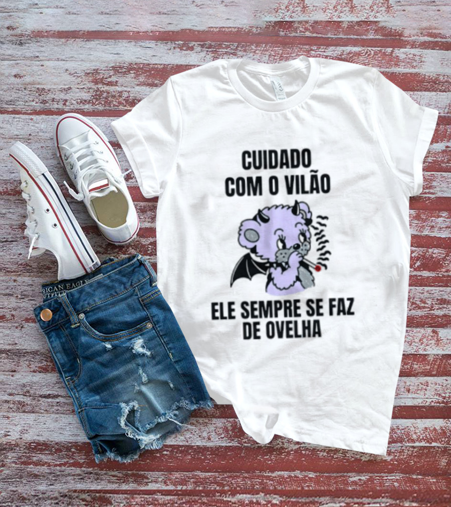 Cuidado Com O Vilão Ele Sempre Se Faz De Ovelha Desenho De Urso Com Asa E Cigarro T-Shirt