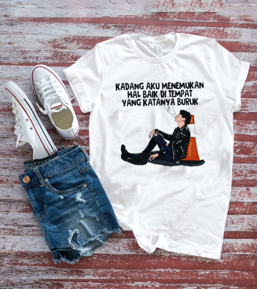 Kadang Aku Menemukan Hal Baik Di Tempat Yang Katanya Buruk Dengan Sosok Beristirahat Di Kursi Oranye T-Shirt