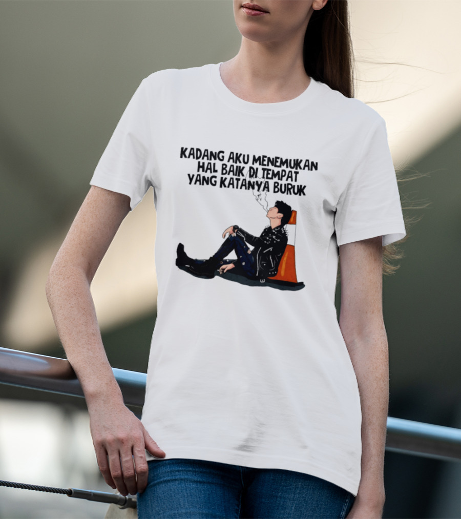 Kadang Aku Menemukan Hal Baik Di Tempat Yang Katanya Buruk Dengan Sosok Beristirahat Di Kursi Oranye T-Shirt