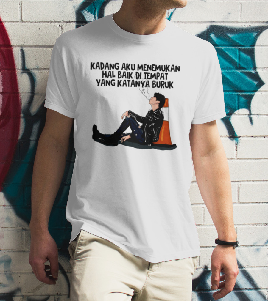 Kadang Aku Menemukan Hal Baik Di Tempat Yang Katanya Buruk Dengan Sosok Beristirahat Di Kursi Oranye T-Shirt