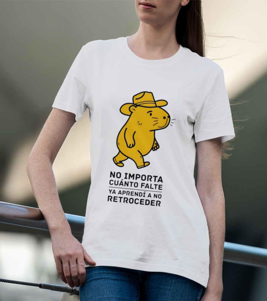 Capybara No Importa Cuánto Falte Ya Aprendí A No Retroceder Sombrero Amarillo T-Shirt