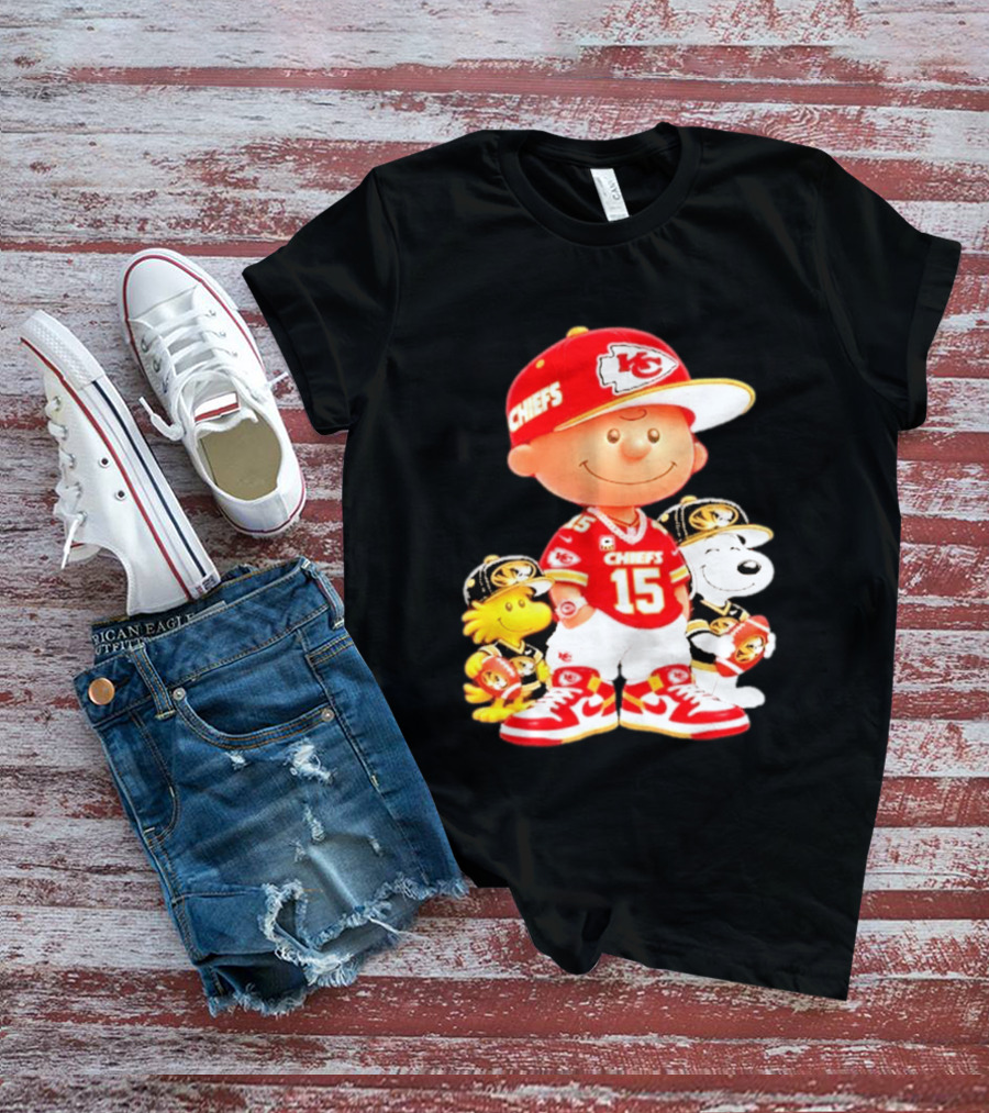 Peanuts Chiefs Patrick Mahomes Football Kansas City Charlie Brown Snoopy Woodstock T-Shirt