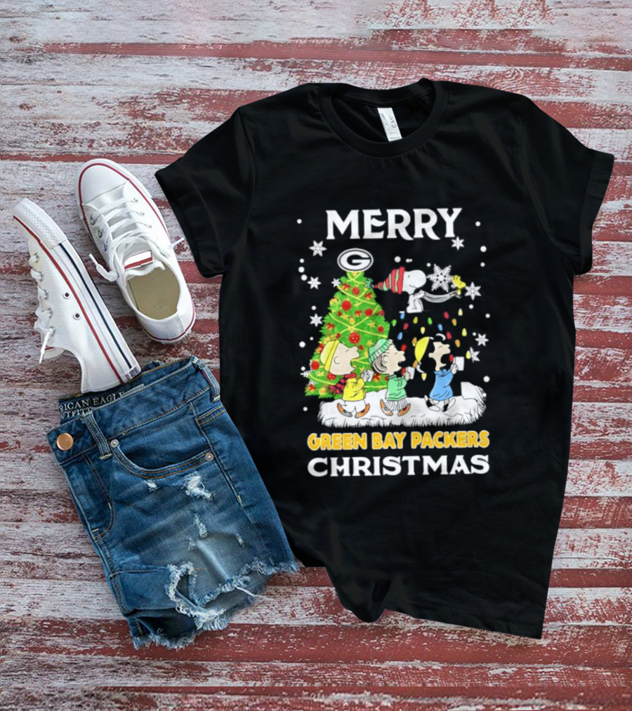 Merry Green Bay Packers Peanuts Christmas Caroling With Snoopy And Woodstock T-Shirt