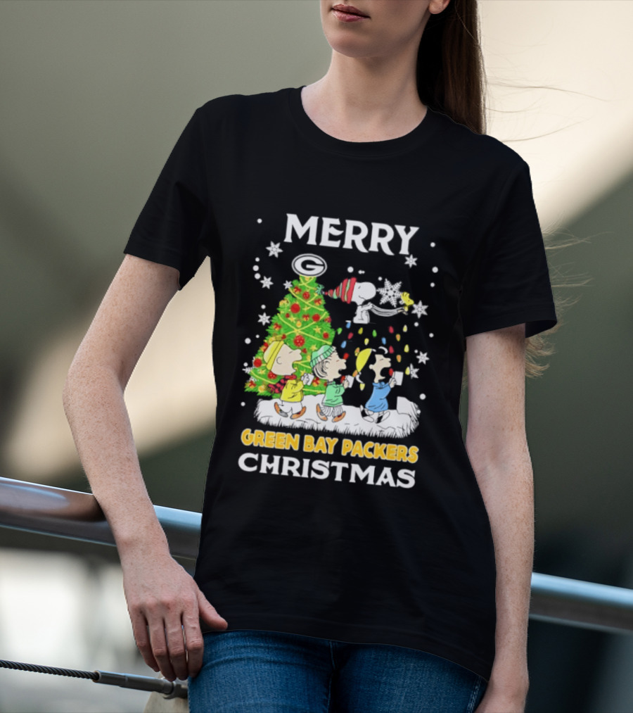 Merry Green Bay Packers Peanuts Christmas Caroling With Snoopy And Woodstock T-Shirt