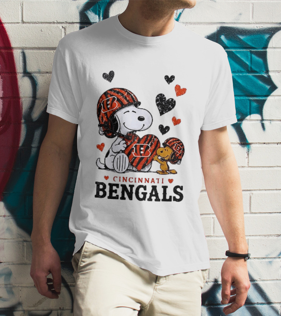 Cincinnati Bengals Peanuts Snoopy And Woodstock Love Hearts T-Shirt
