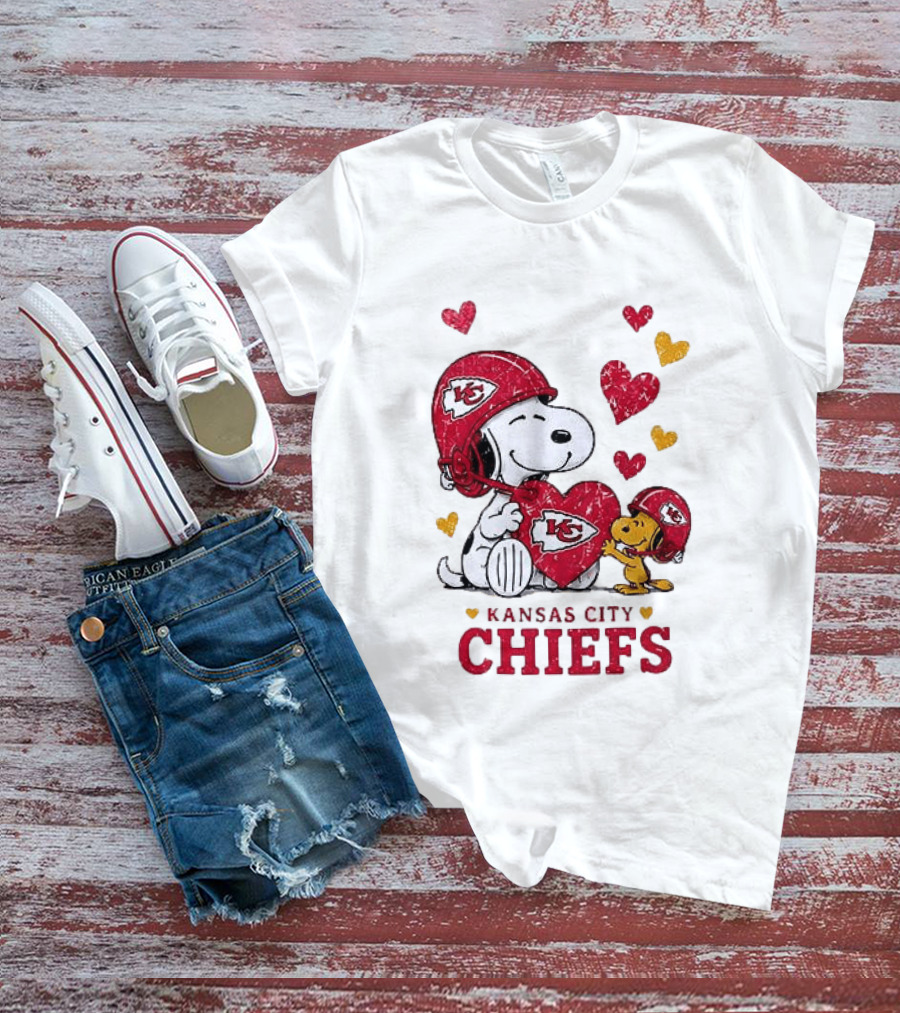 Kansas City Chiefs Peanuts Snoopy Hearts And Laughter T-Shirt