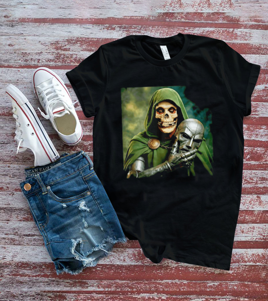 Doctor Doom Skull Face Holding Mask Supervillain Marvel T-Shirt