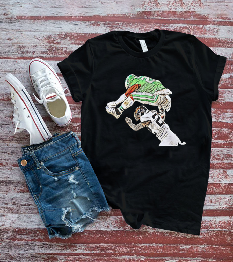 Saquon Barkley Hurdle Backwards Jump Over Defender In Green And White Jersey T-Shirt
