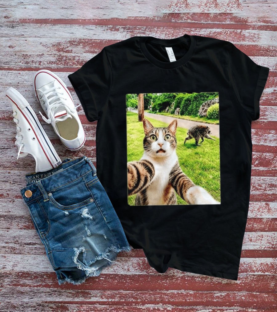 Shocked Face Tabby Cat Taking Selfie With Running Raccoon On Lawn Road T-Shirt