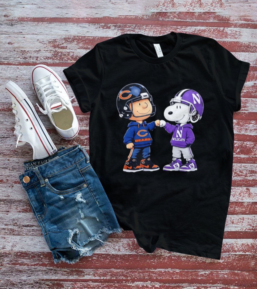 Peanuts Collaboration Chicago Bears Northwestern Wildcats Fist Bump Charlie Brown Snoopy Football Fans T-Shirt