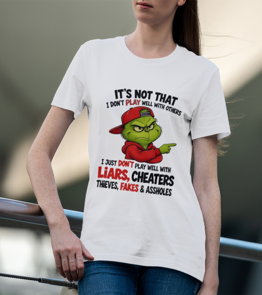 Grinch It's Not That I Don't Play Well With Others I Just Don't Play Well With Liars Cheaters Thieves Fakes & Assholes T-Shirt