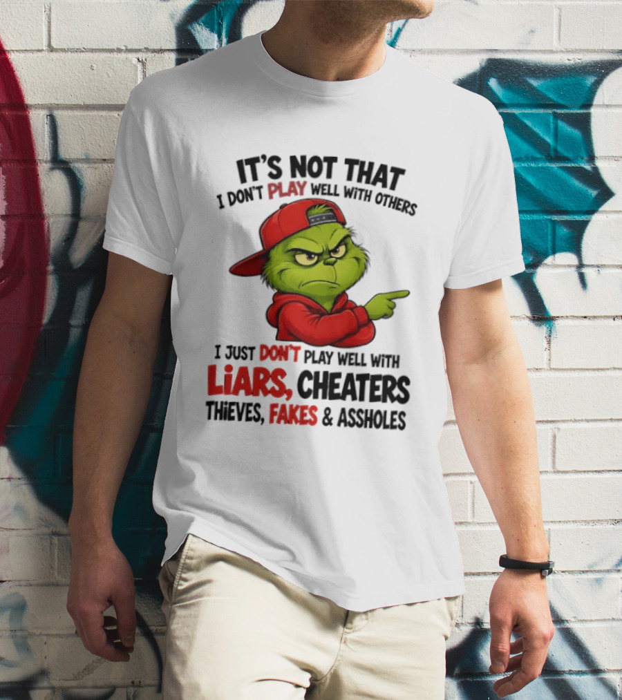 Grinch It's Not That I Don't Play Well With Others I Just Don't Play Well With Liars Cheaters Thieves Fakes & Assholes T-Shirt