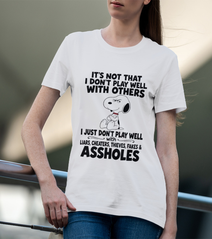 Snoopy It's Not That I Don't Play Well With Others I Just Don't Play Well With Liars Cheaters Thieves Fakes And Assholes T-Shirt