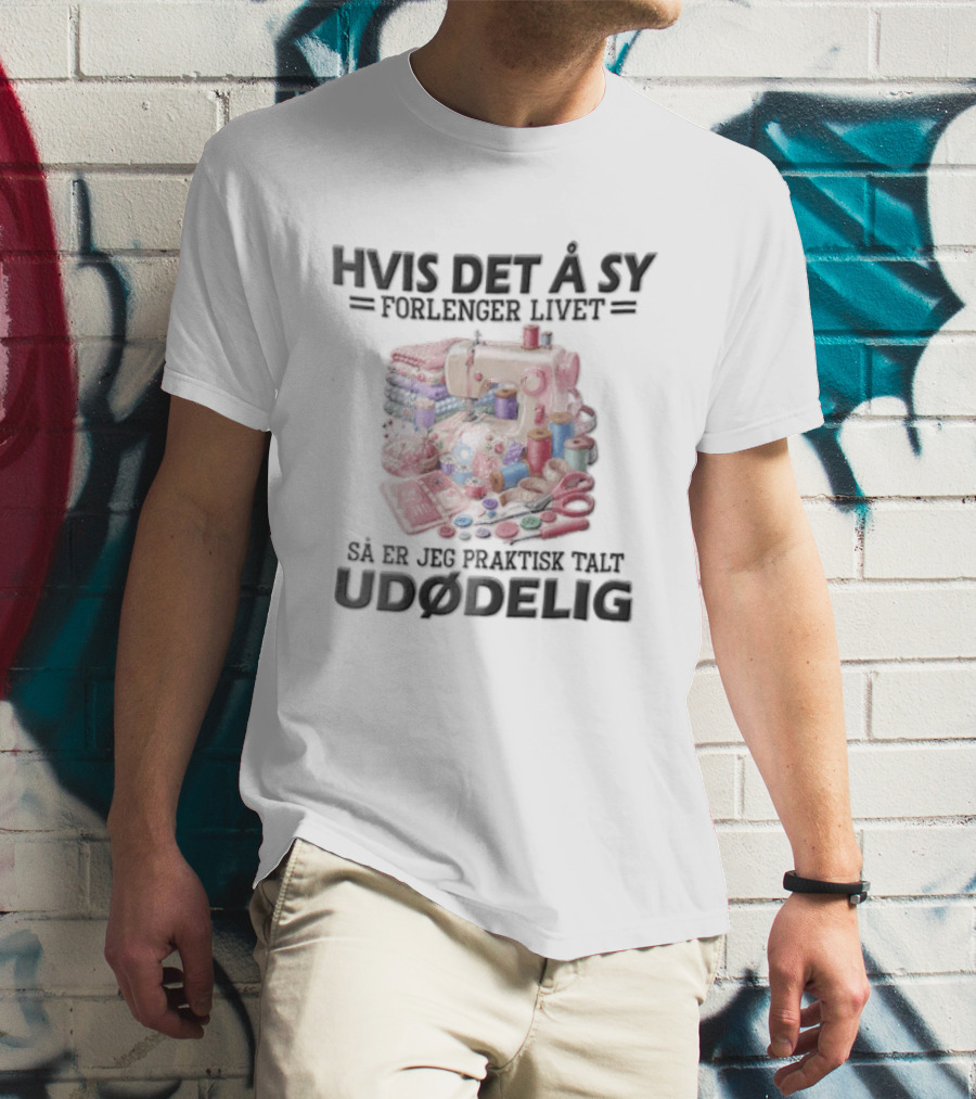 Hvis Det A Sy Forlenger Livet Sa Er Jeg Praktisk Talt Udodelig Symaskin Sytilbehør T-Shirt