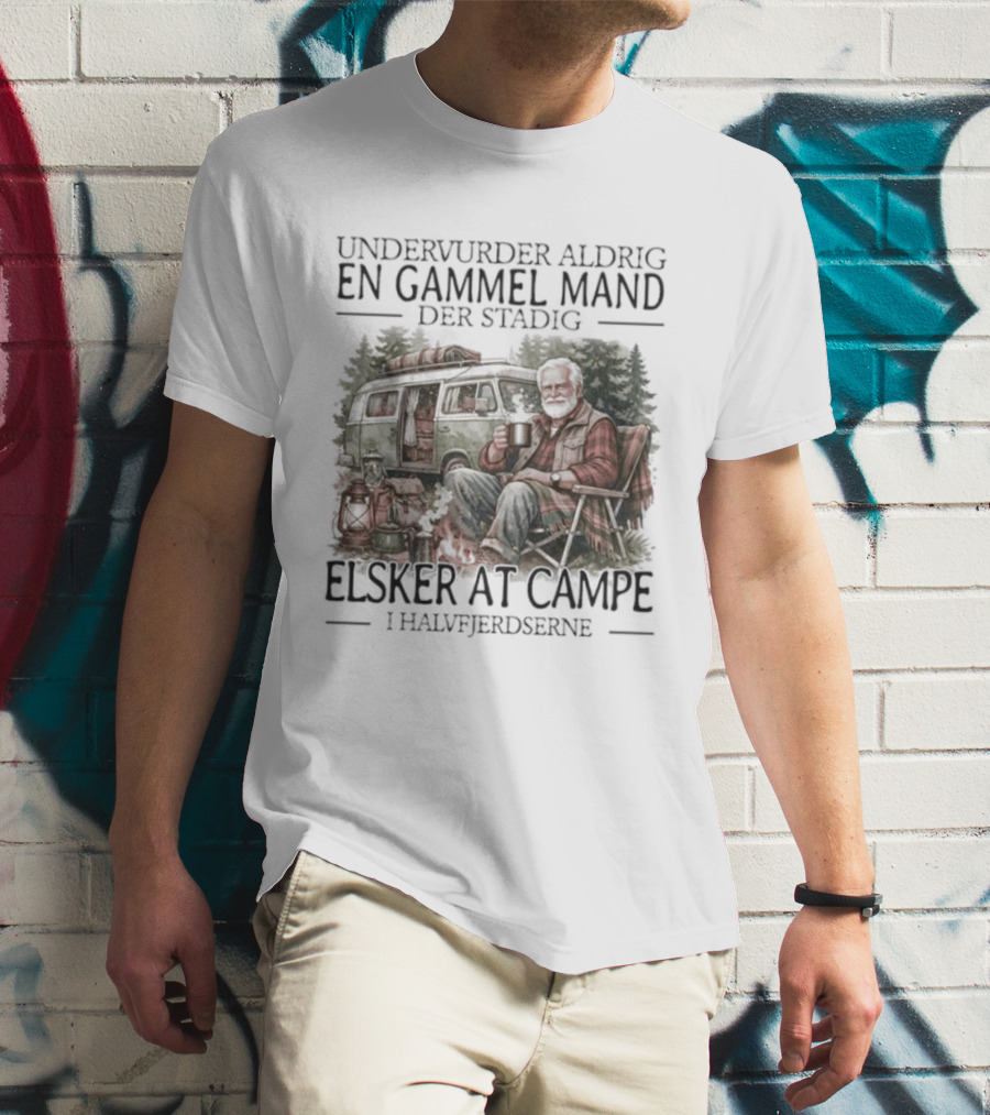 Undervurder Aldrig En Gammel Mand Der Stadig Elsker At Campere I Halvfjerdserne T-Shirt