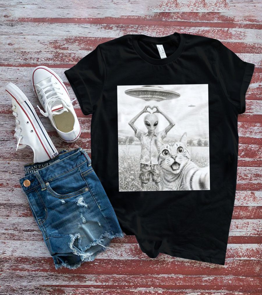 Alien And Cat Selfie UFO Extraterrestrial Meadow Scene T-Shirt