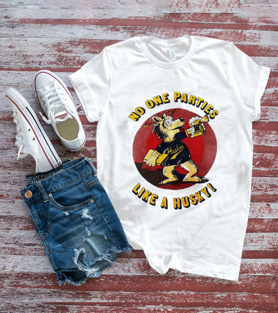 LB81 Wolf Drinking Beer And Carrying Book No One Parties Like A Husky Huskies T-Shirt