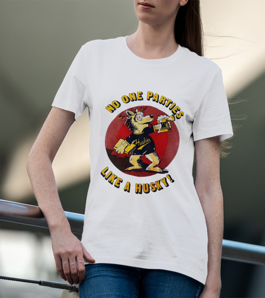LB81 Wolf Drinking Beer And Carrying Book No One Parties Like A Husky Huskies T-Shirt