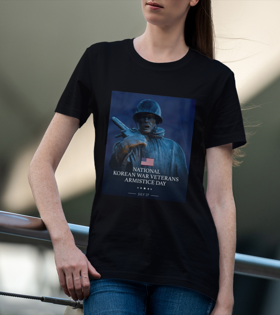 National Korean War Veterans Armistice Day July 27 Soldier Statue Display With American Flag T-Shirt