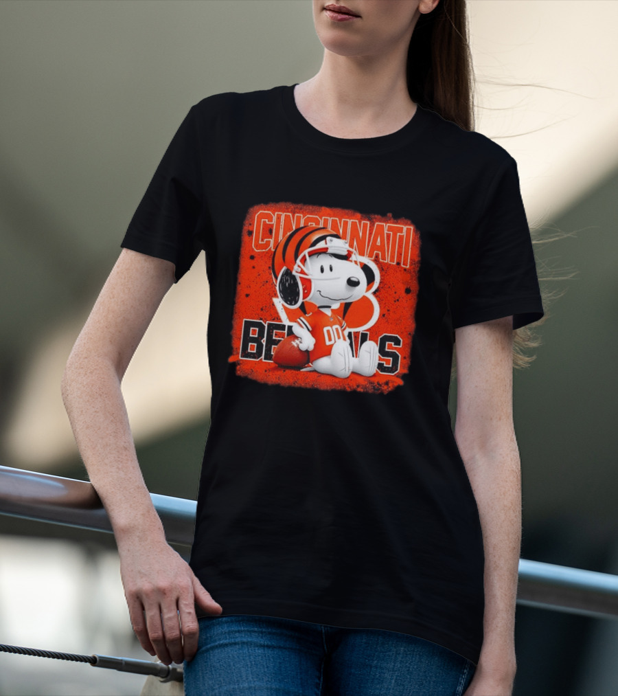 Cincinnati Bengals Snoopy 00 Football Helmet T-Shirt