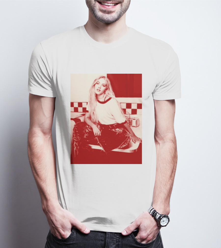 Freya Skye Store Bad Taste Photo Retro Vibe Outfit With Distressed Jeans And Casual Raglan Top In Diner Setting T-Shirt