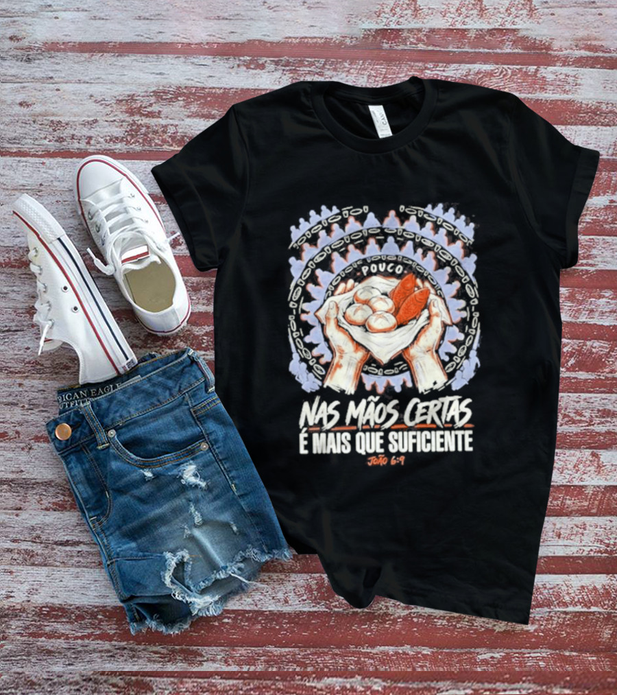 Nas Mãos Certas É Mais Que Suficiente João 6 9 Mãos Segurando Pão E Peixe T-Shirt