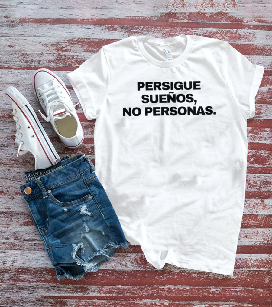 Persigue Sueños No Personas Motivational Spanish Phrase Chase Dreams T-Shirt