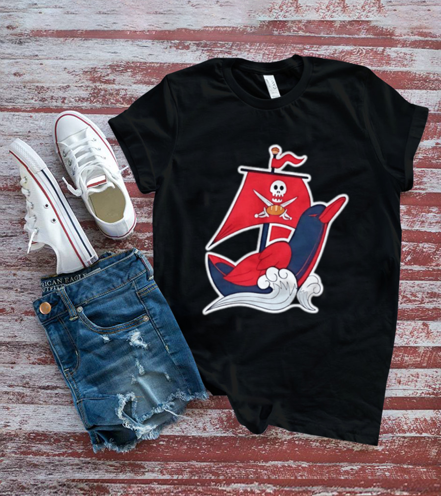 Tampa Bay Buccaneers Pirate Ship Football Skull Crossed Swords Sails T-Shirt