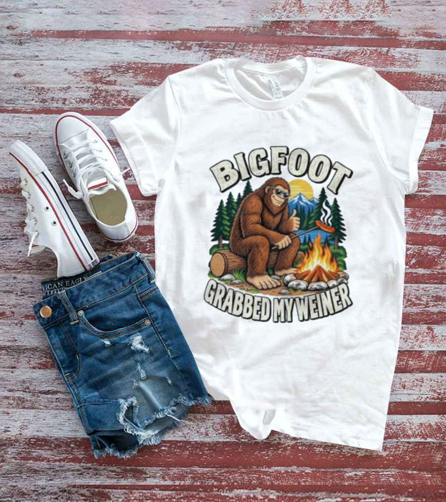 Bigfoot Grabbed My Weiner Sasquatch Campfire Scene T-Shirt