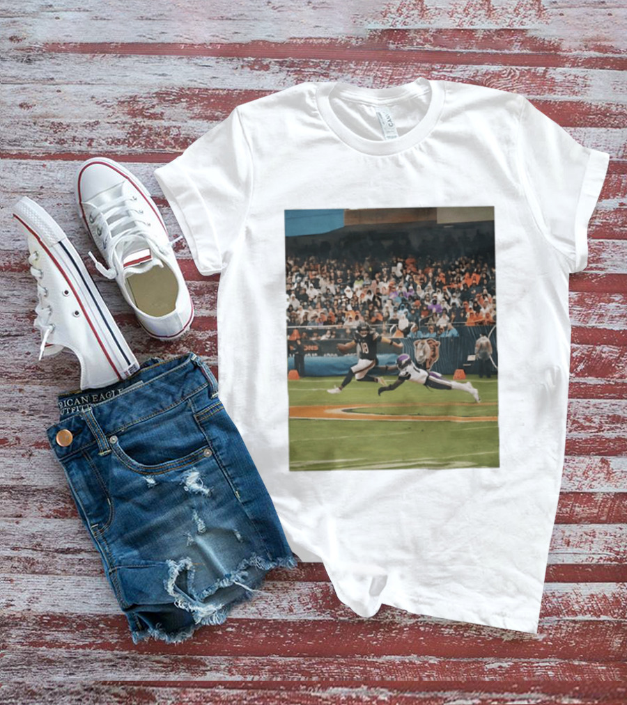 Chicago Bears Vs Minnesota Vikings NFL Game Action Sports Photo T-Shirt