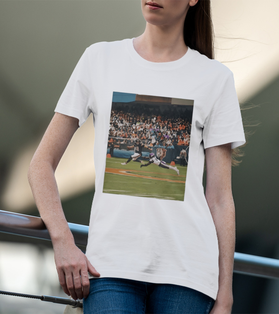 Chicago Bears Vs Minnesota Vikings NFL Game Action Sports Photo T-Shirt