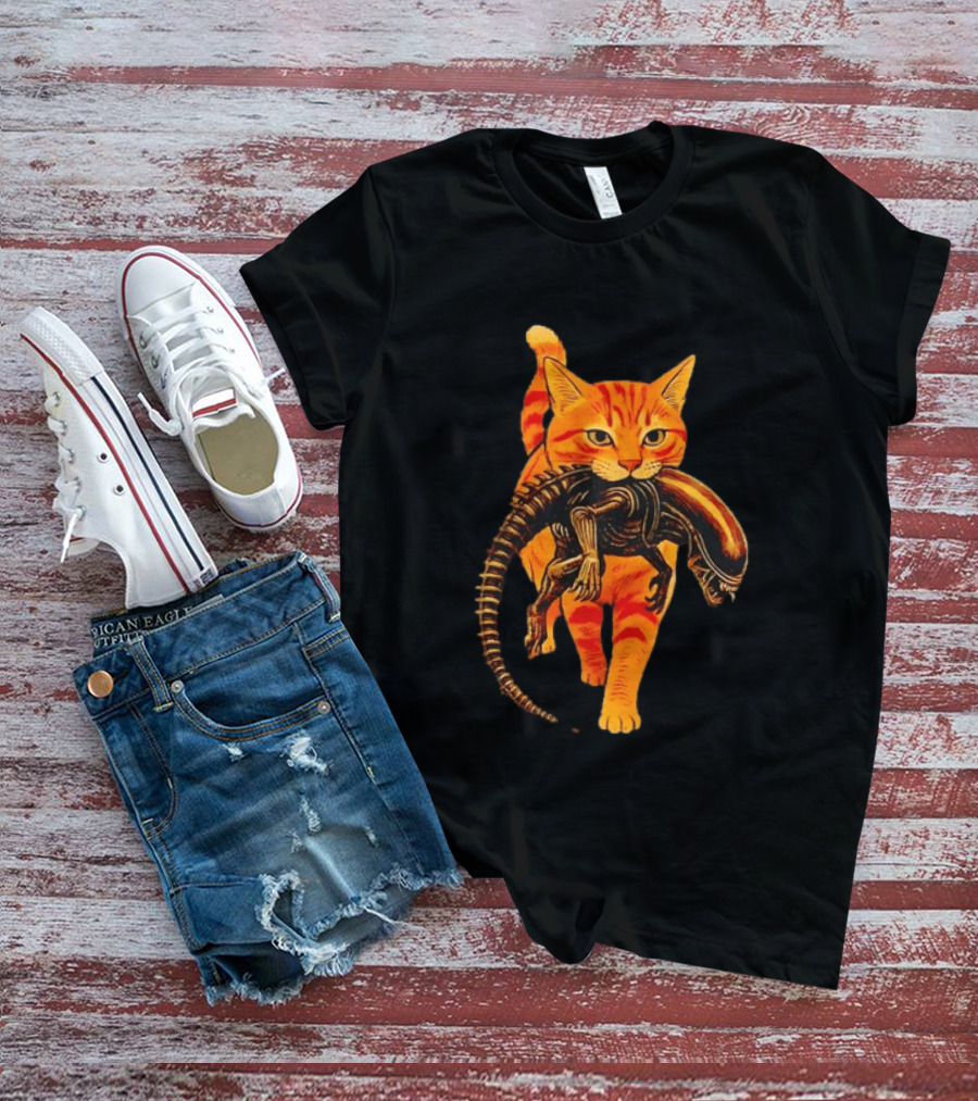 Orange Tabby Cat Holding Alien Xenomorph Iconic Fusion T-Shirt