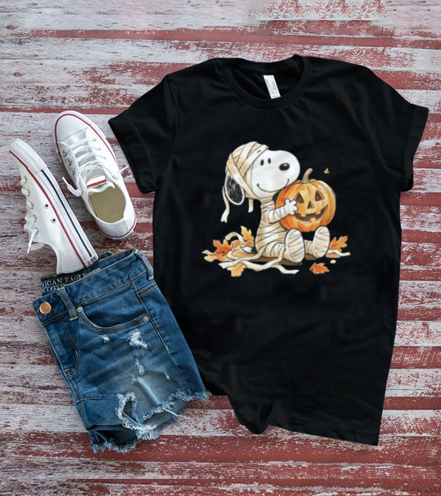 Mummy Snoopy Holding Jack O Lantern Halloween Peanuts Cartoon T-Shirt