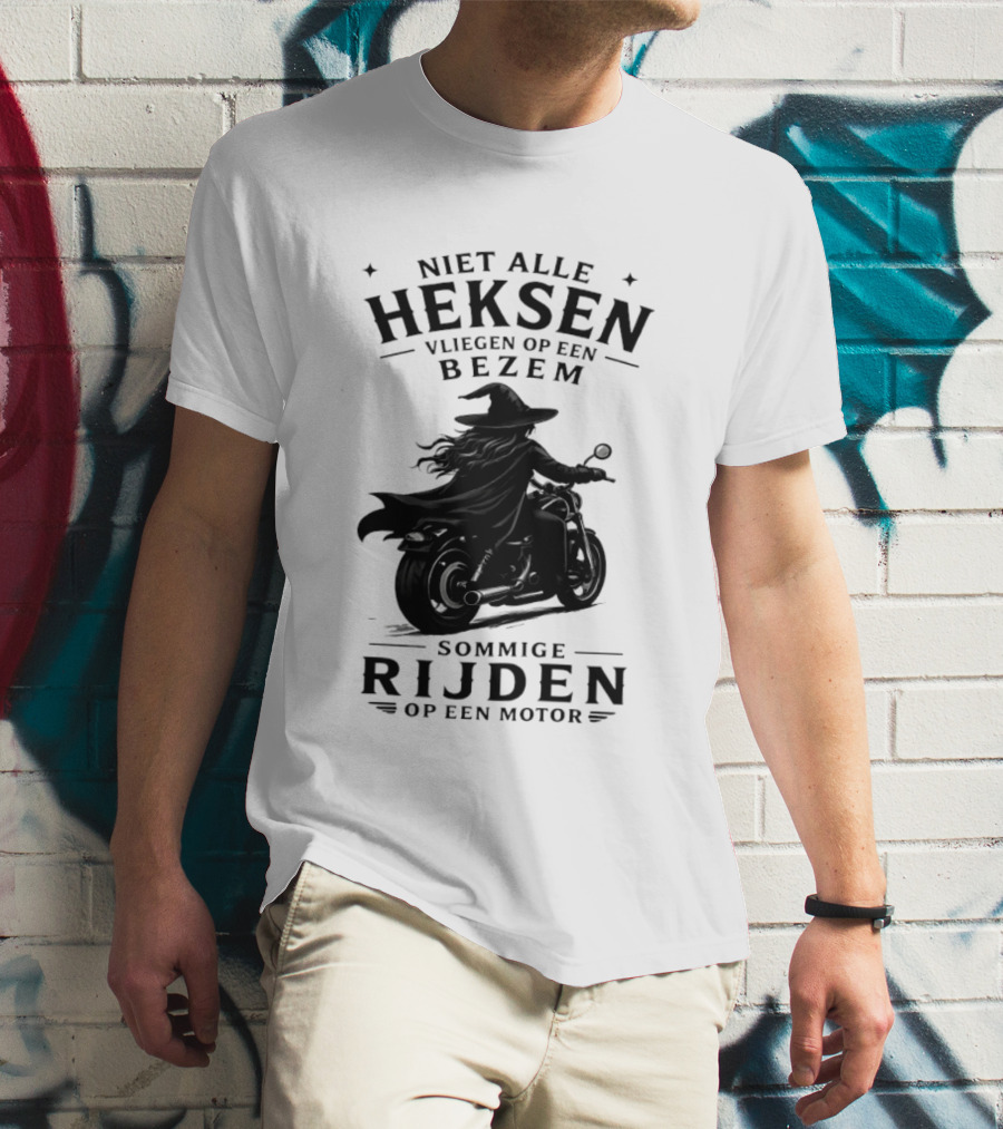 Niet Alle Heksen Vliegen Op Een Bezem Sommige Rijden Op Een Motor T-Shirt