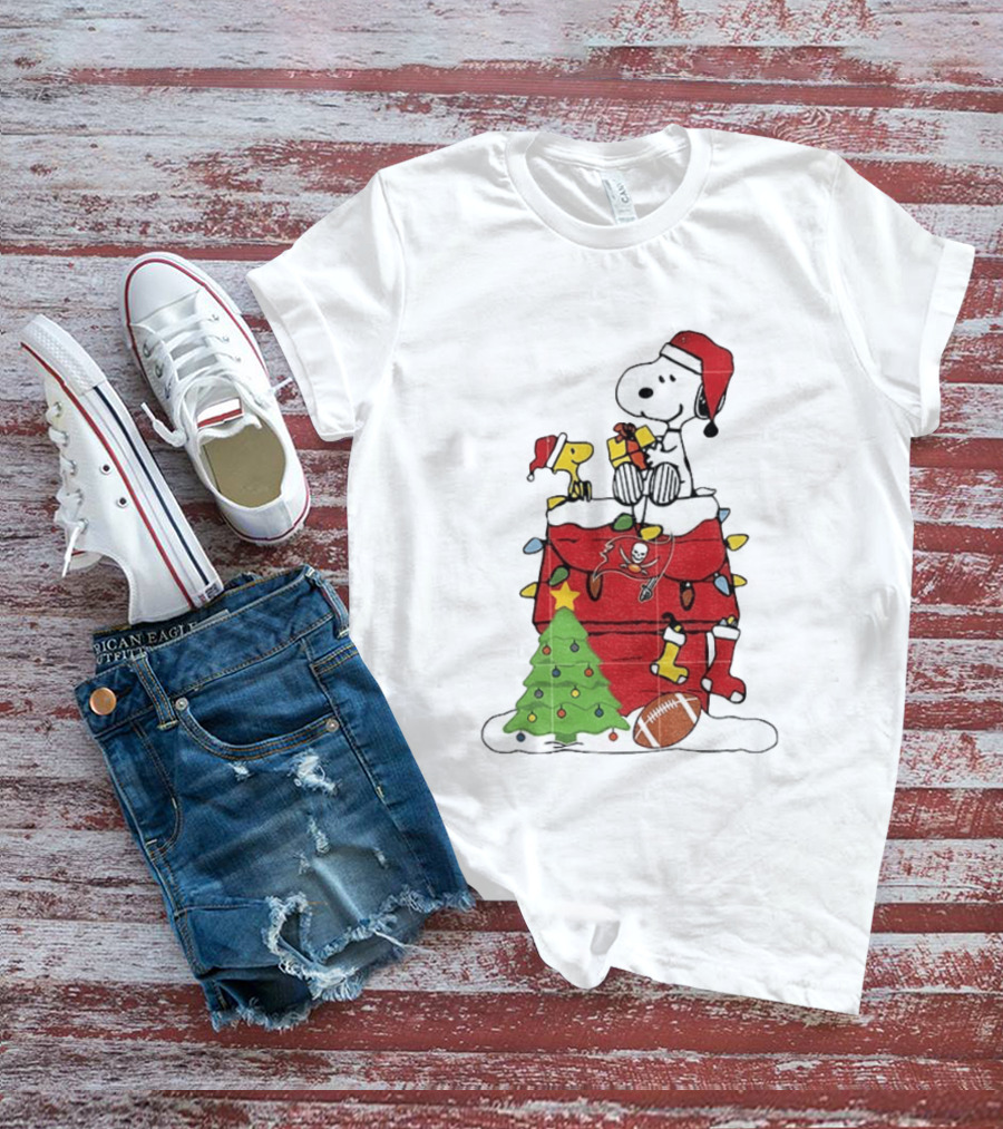 Snoopy Merry Christmas Tampa Bay Buccaneers 2026 Football Holiday Peanuts Santa Hat T-Shirt