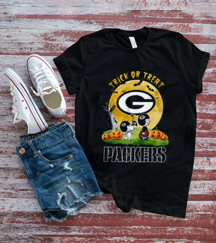 Green Bay Packers Trick Or Treat Charlie Brown Snoopy Pumpkins Moon T-Shirt